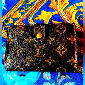 - Louis Vuitton Monogram Kiss lock Wallet ( bills & coin wallet in one ) 😍GUC